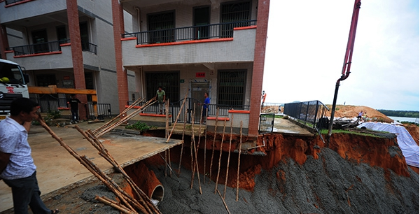 混凝土、民房?jī)A斜