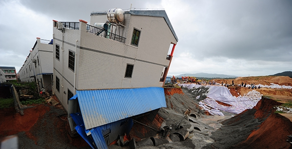 混凝土、民房?jī)A斜