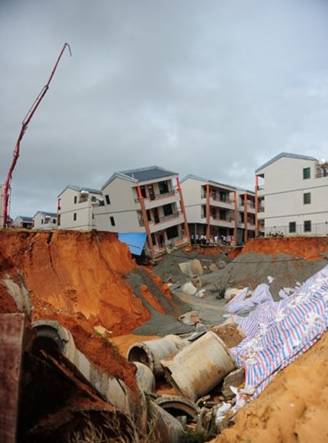 混凝土、民房?jī)A斜